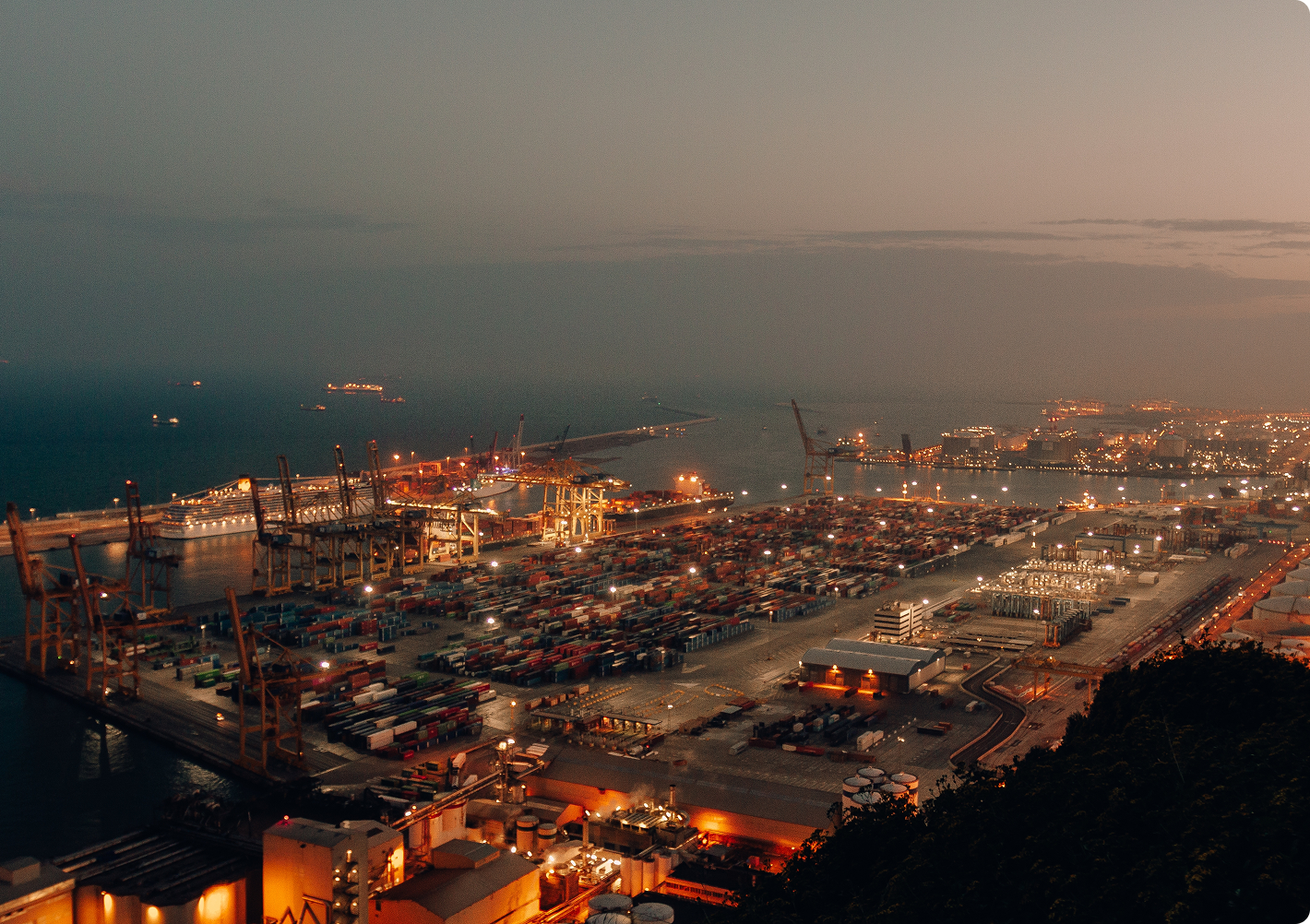 Port de conteneurs illuminé la nuit