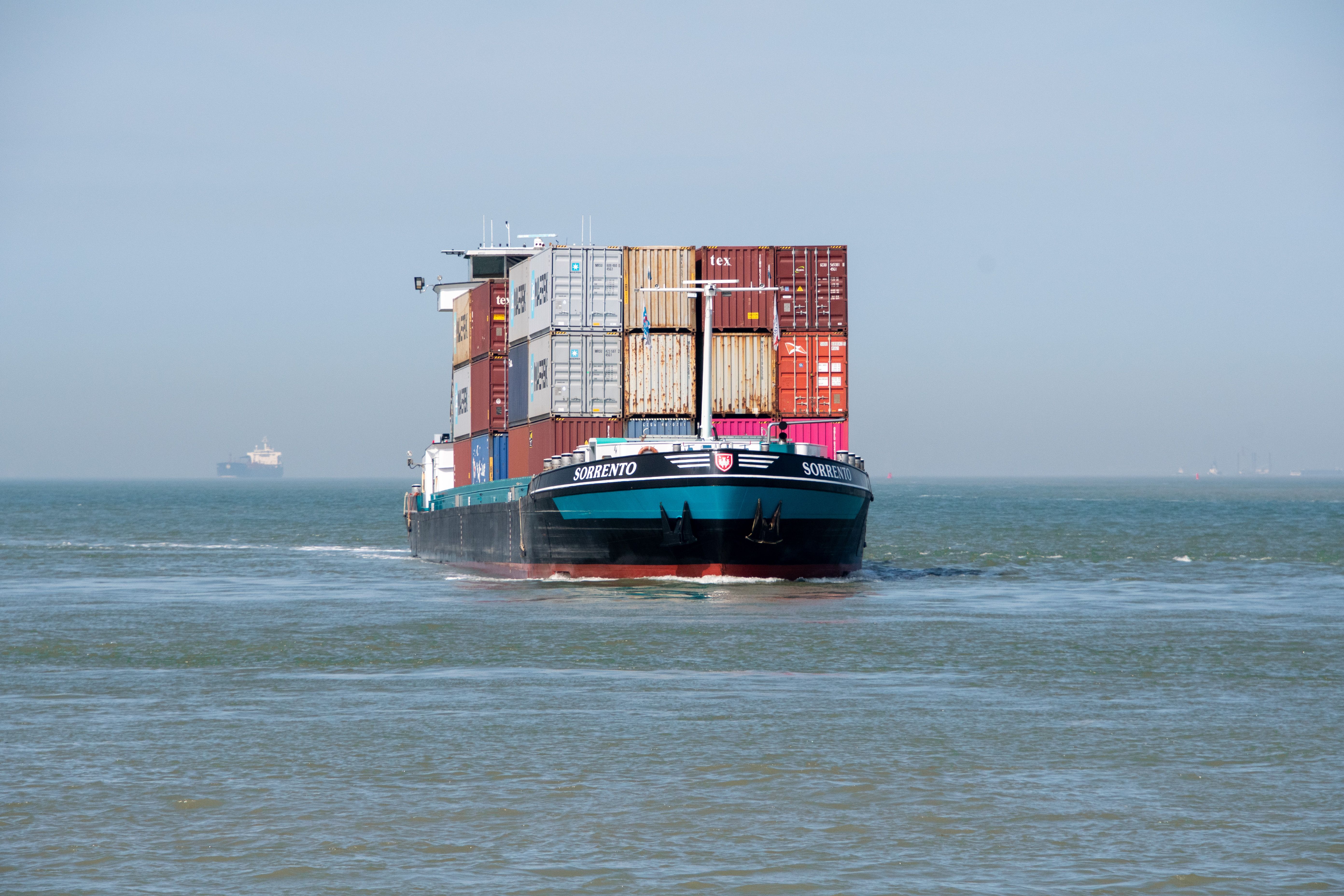 Porte-conteneurs en mer
